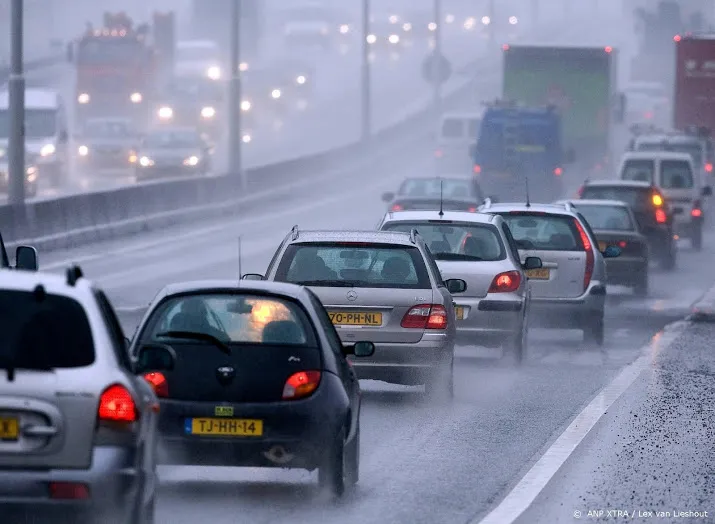 avondspits druk door pinksteren wind en buien
