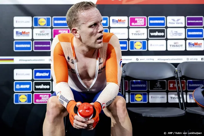 baanrenner eefting net naast podium scratch op wk