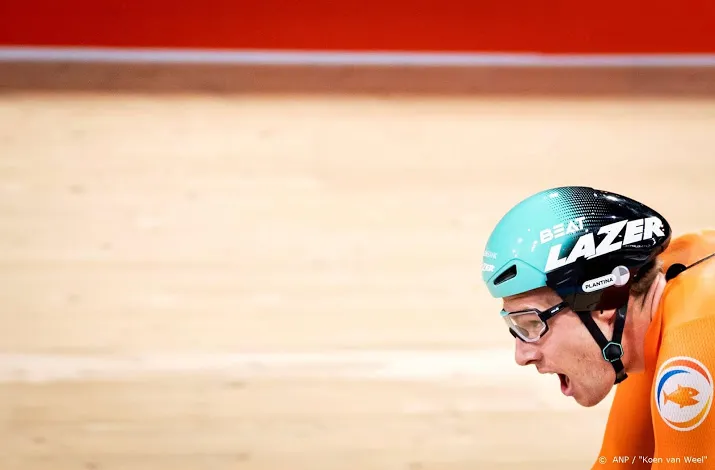 baanrenner van schip stijgt met stip op omnium bij wk