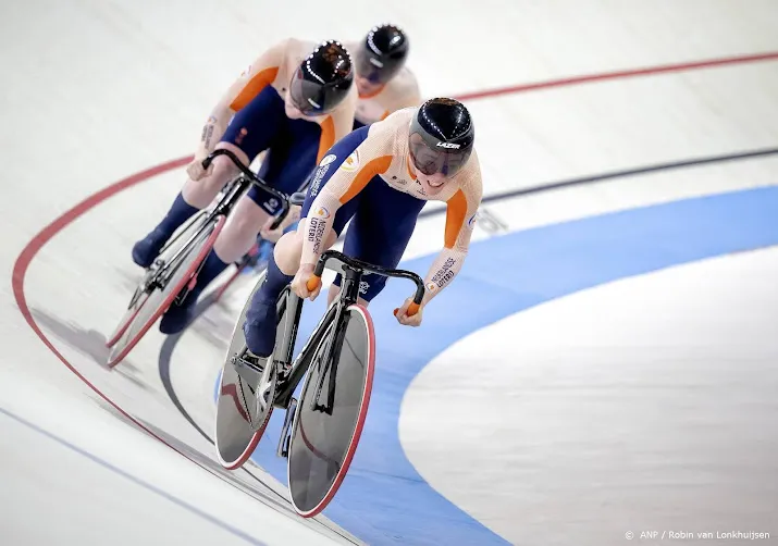 baanrensters veroveren ek zilver op de teamsprint