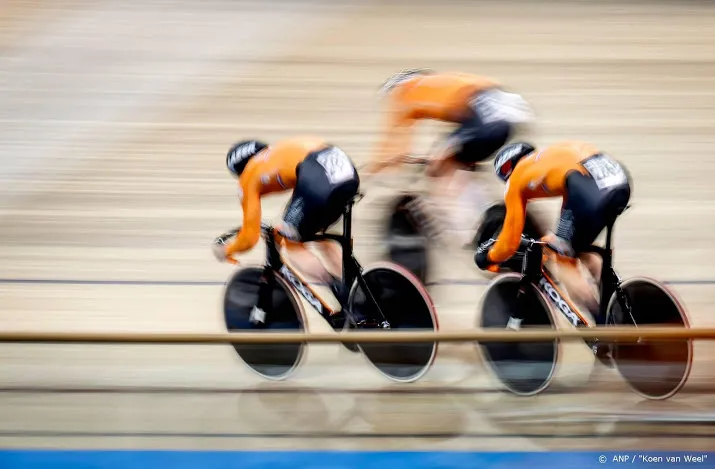 baansprinters imponeren met record en derde wereldtitel op rij