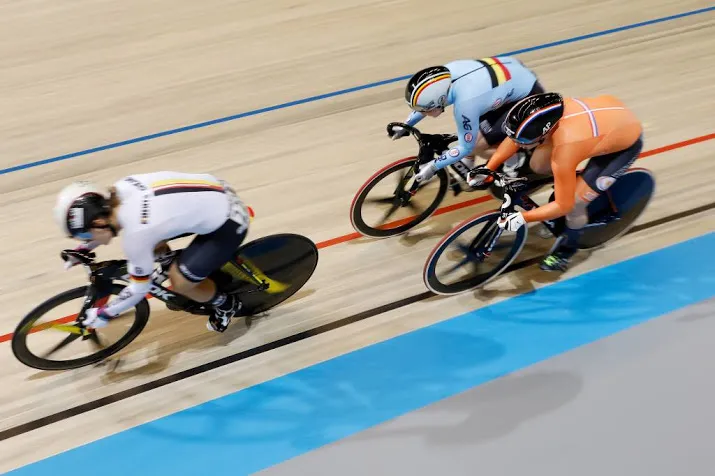 baansprintsters missen medaille op keirin