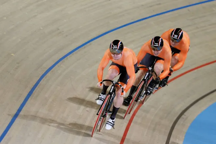 baanwielrenners domineren teamsprint