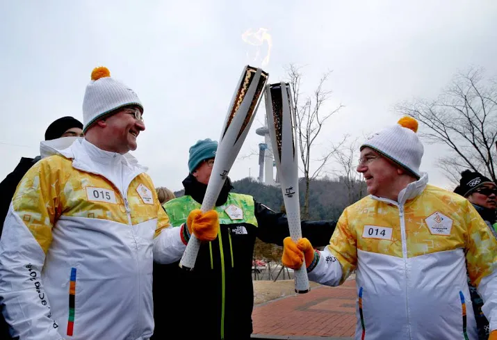 bach loopt stukje met fakkel in pyeongchang
