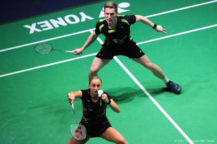 badmintonduo piek tabeling sluit gemengd dubbel af met zege