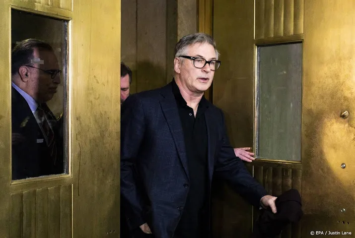 baldwin aangeklaagd om roekeloos gedrag op filmset