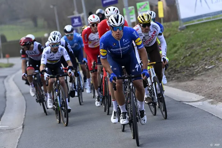 ballerini sprint naar winst in omloop het nieuwsblad