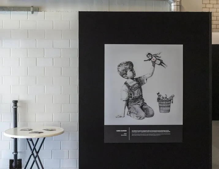 banksy wil miljoenen ophalen voor britse zorg en veilt kunstwerk