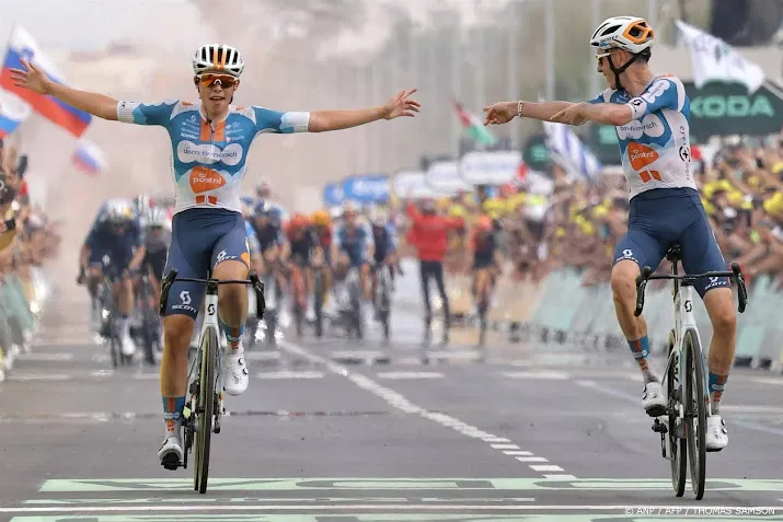 bardet bedankt ploeggenoot van den broek hij verdiende te winnen