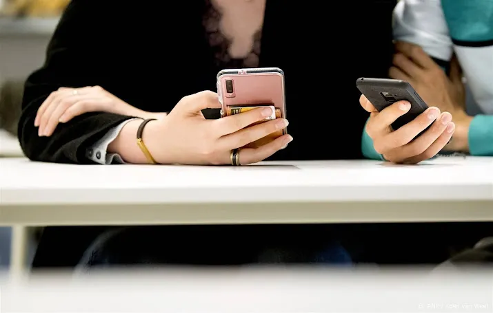basisscholen blij met mobieltjesverbod vragen om vertrouwen