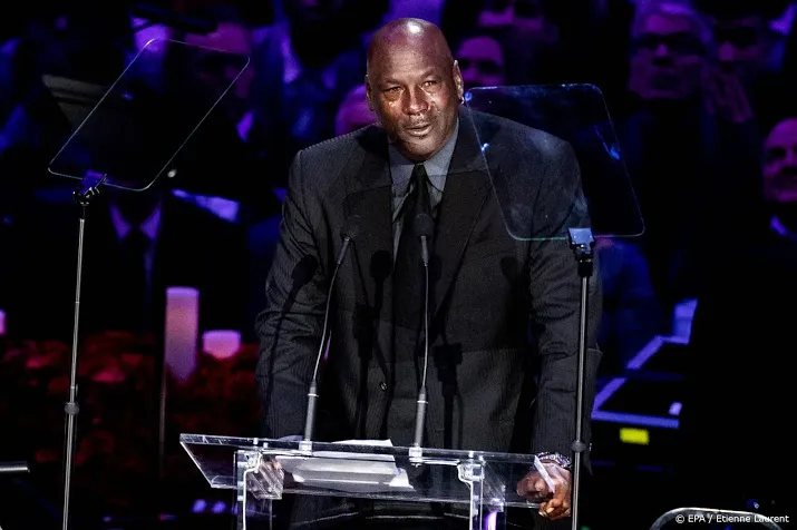basketbalicoon jordan stapt in nascar met coureur wallace