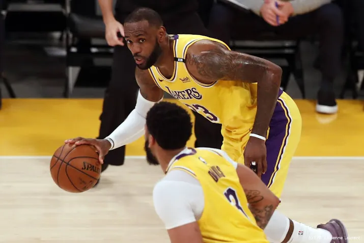 basketbalicoon lebron james besluit jaar in stijl met 43 punten