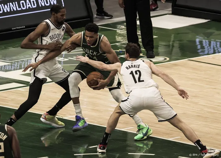 basketballer antetokounmpo leidt bucks naar zege op nets