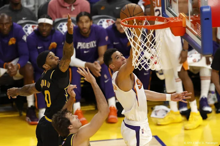 basketballer booker leidt suns in nba langs titelhouder warriors