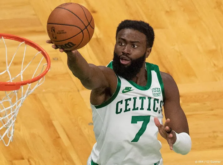 basketballer brown helpt celtics met 50 punten aan winst op magic
