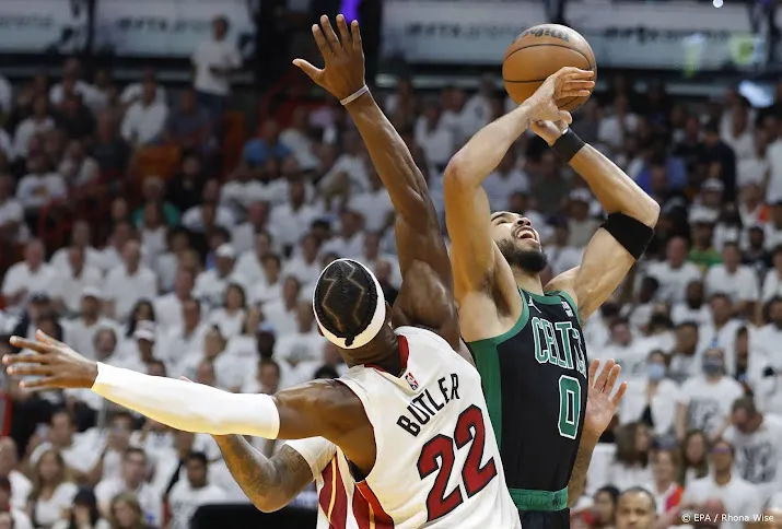 basketballer butler houdt miami heat in de race voor nba finale