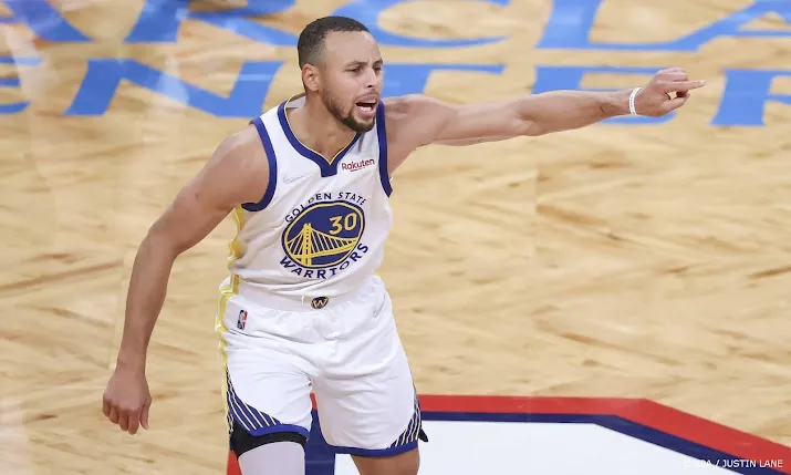 basketballer curry groots bij imponerende warriors