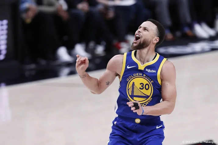 basketballer curry heeft nba record driepunters bijna binnen