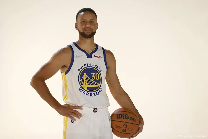 basketballer curry heeft nba record driepunters binnen