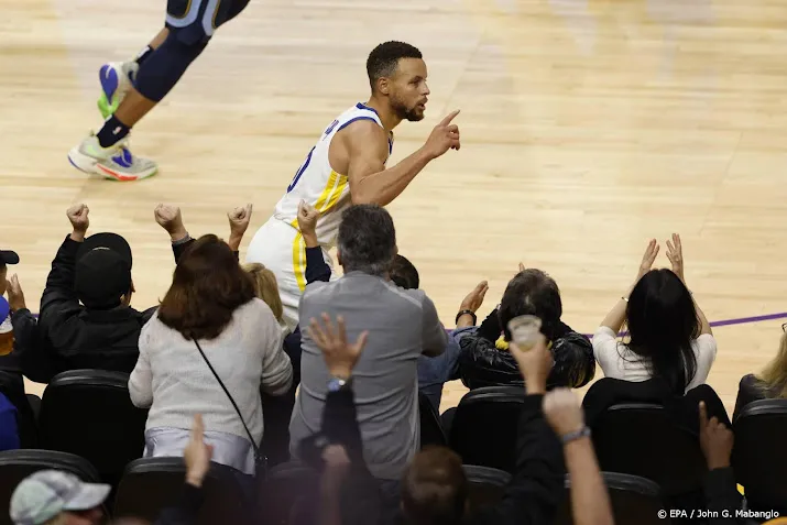 basketballer curry leidt warriors met driepunters naar zege
