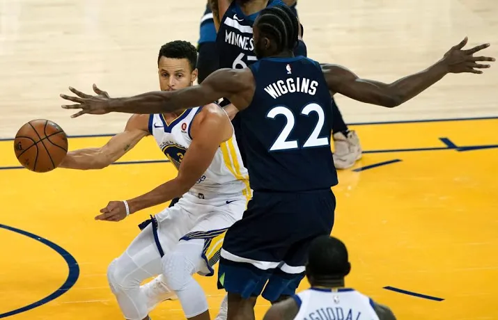 basketballer curry valt uit met enkelblessure