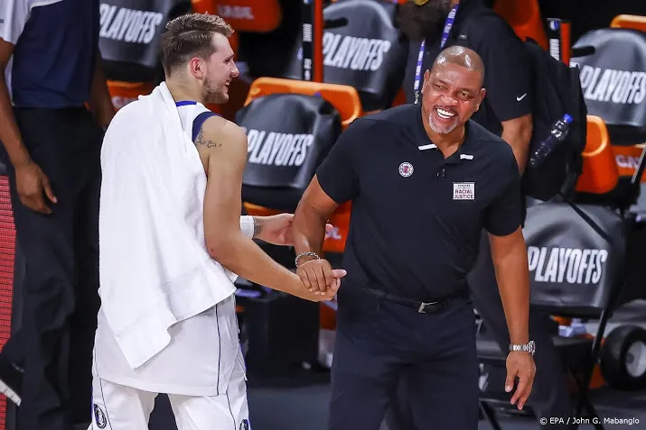 basketballer doncic leidt mavericks in spannend duel langs hawks