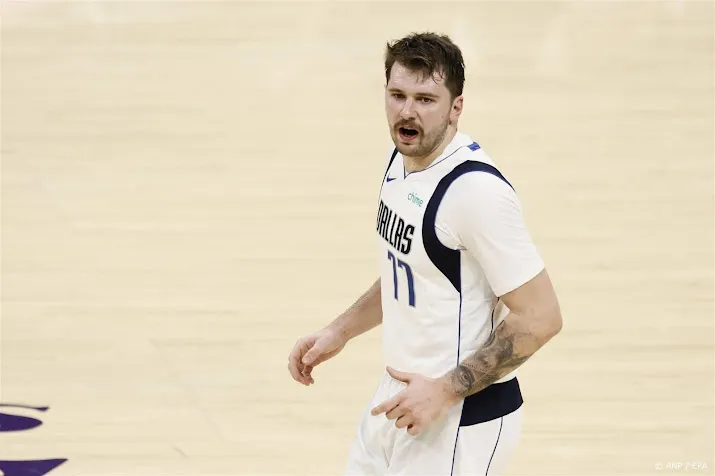 basketballer doncic leidt mavericks met 50 punten naar zege