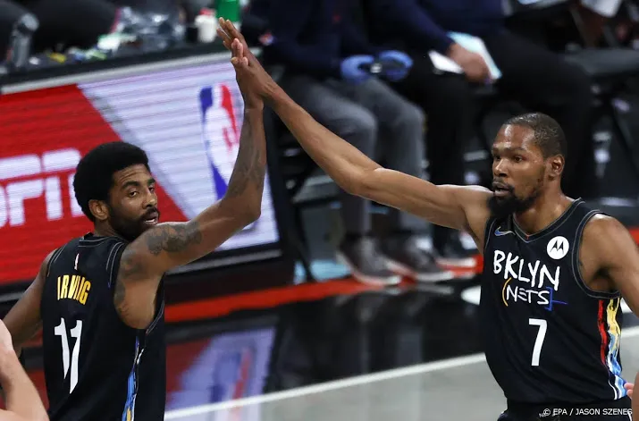 basketballer durant gooit bij rentree in nba alles raak