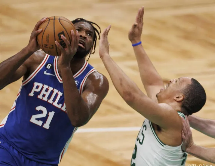 basketballer embiid helpt de sixers aan achtste zege op rij