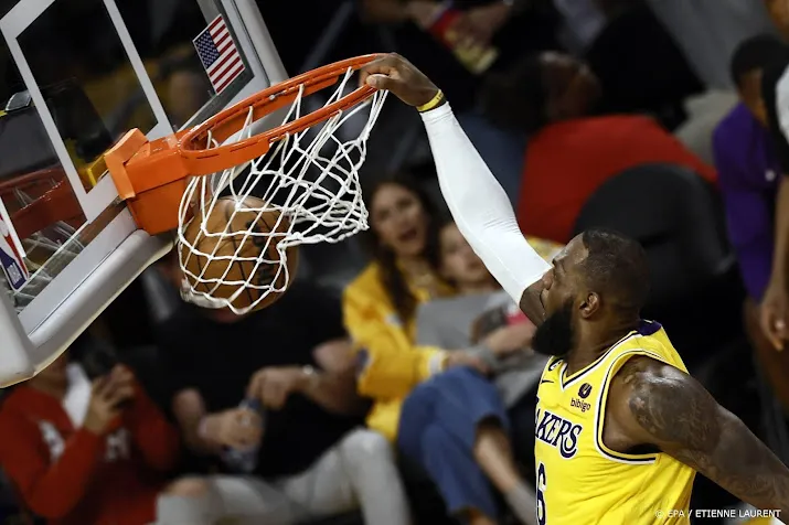basketballer james leidt la lakers langs san antonio spurs