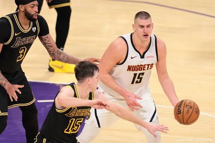 basketballer jokic leidt nuggets met triple double langs celtics