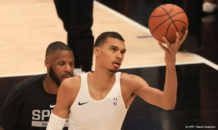 basketballer wembanyama verliest met spurs eerste uitwedstrijd