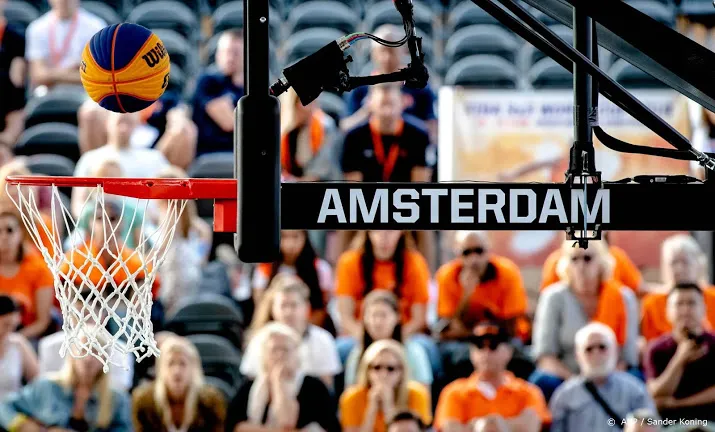 basketballers 33 buigen weer voor servie