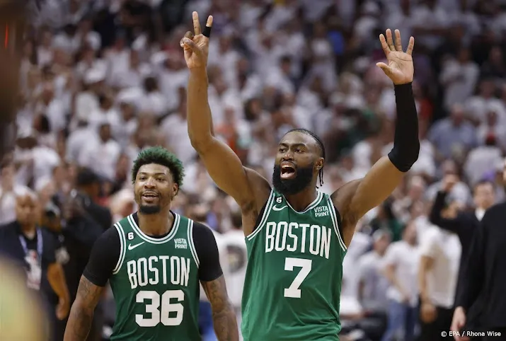 basketballers boston celtics dwingen zevende duel af in play offs