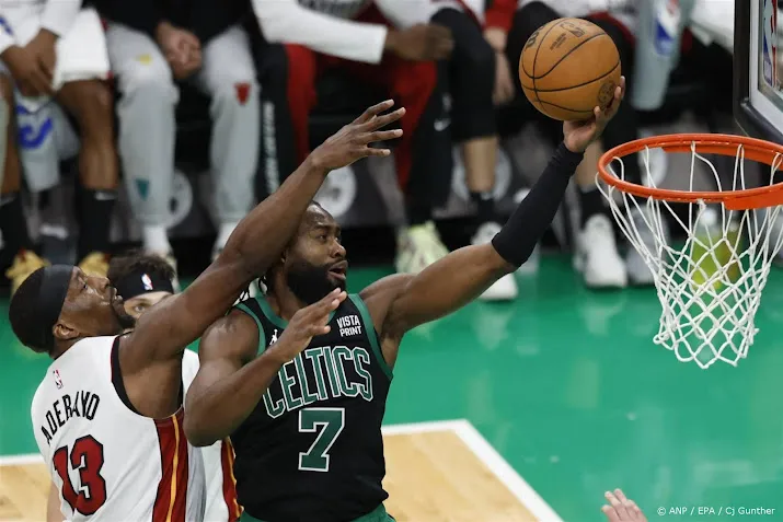 basketballers boston celtics naar tweede ronde play offs