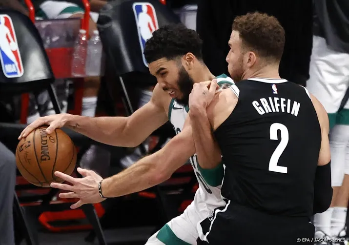 basketballers brooklyn weer aan kop na moeizame zege
