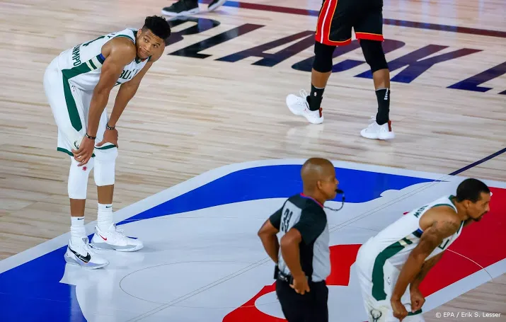 basketballers bucks dicht bij uitschakeling in play offs