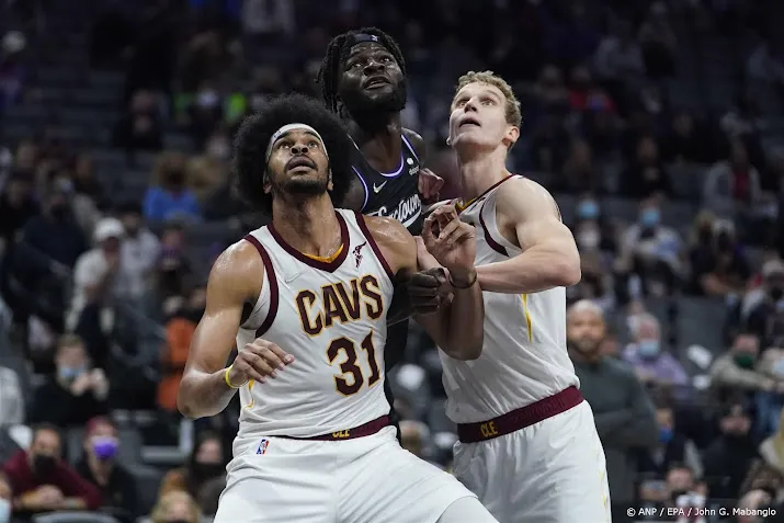 basketballers cavaliers kloppen koploper celtics na achterstand
