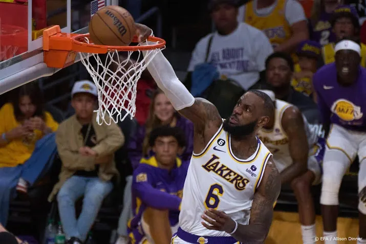 basketballers davis en lebron james leiden lakers naar zege