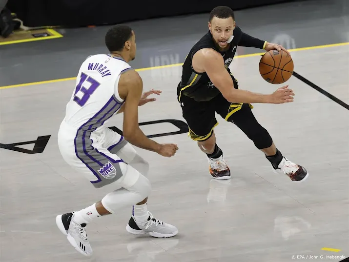 basketballers golden state warriors blijven in race in play offs