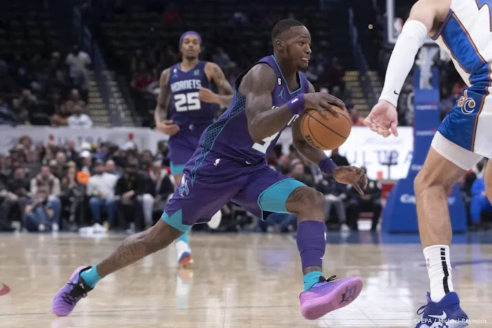 basketballers hornets bekronen droomstart met zege op bucks