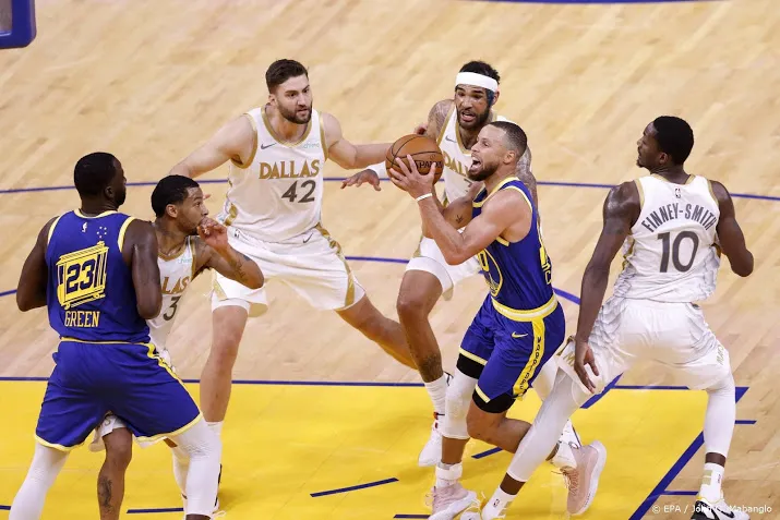 basketballers mavericks winnen dankzij doncic weer bij warriors