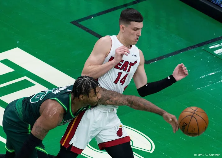 basketballers miami heat winnen ruim van kampioen milwaukee bucks