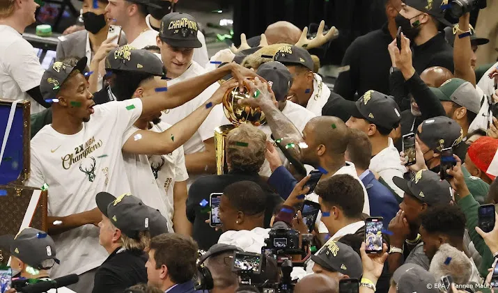basketballers milwaukee bucks na 50 jaar weer kampioen van nba