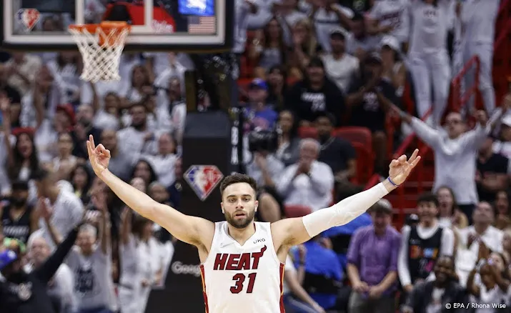 basketballers phoenix en miami steviger aan leiding in play offs