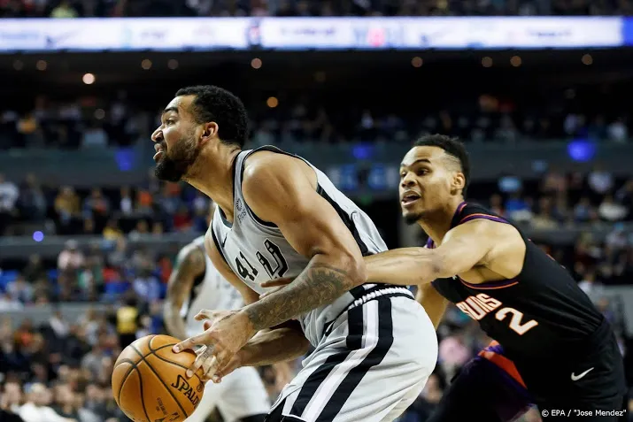 basketballers phoenix suns verrassen bucks