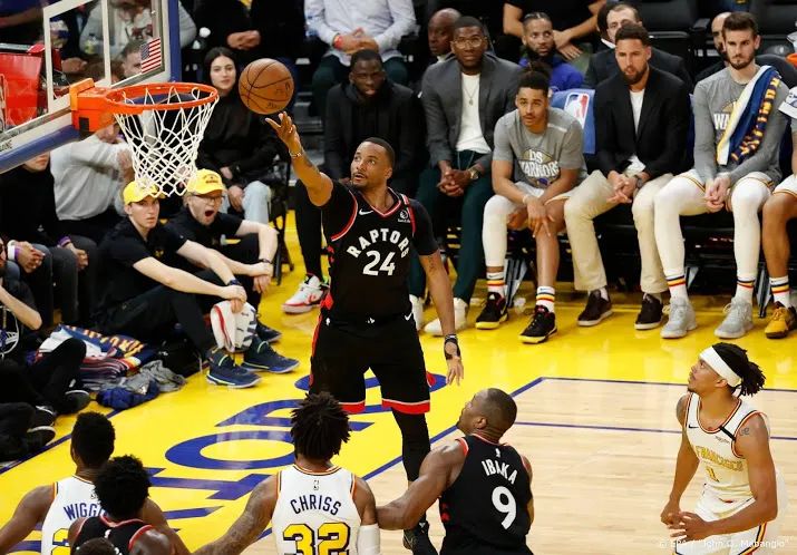 basketballers raptors geven waarschuwing aan lakers