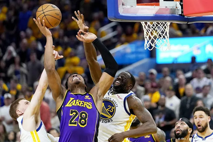 basketballers van warriors op gelijke hoogte met lakers
