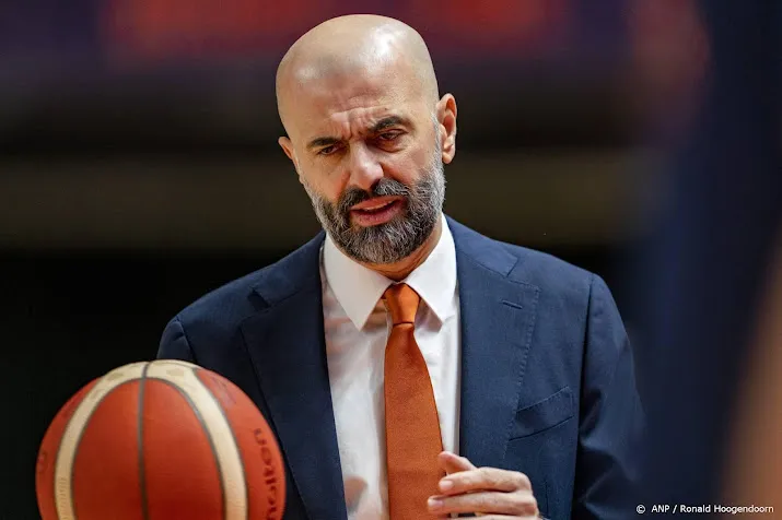 basketballers verliezen na sterke start van wereldkampioen spanje