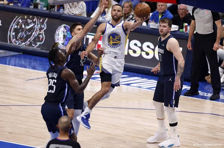basketballers warriors een zege verwijderd van grote nba finale